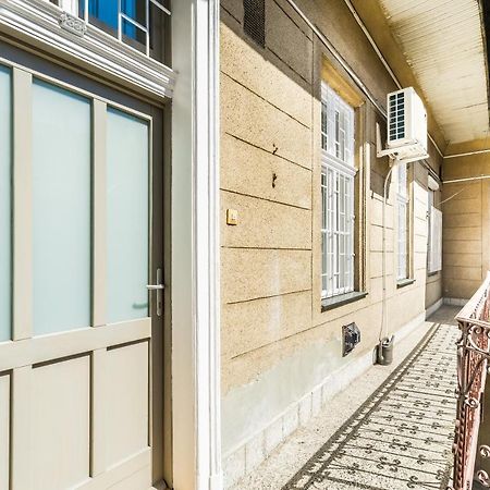 Sun-Splashed Retreat In The Heart Of A Vibrant Quarter Budapeste Exterior foto