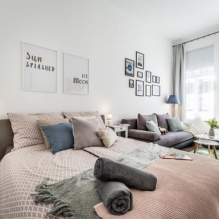 Sun-Splashed Retreat In The Heart Of A Vibrant Quarter Budapeste Exterior foto
