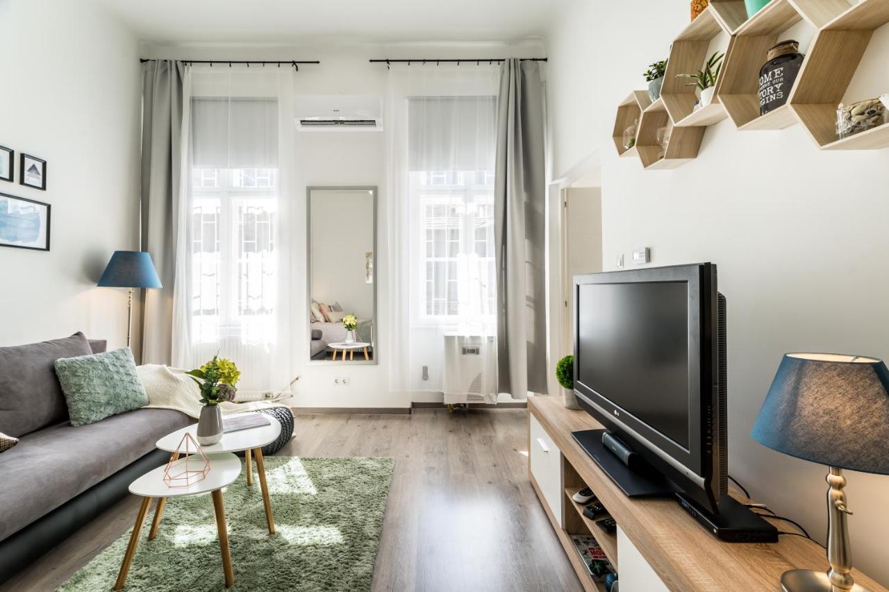Sun-Splashed Retreat In The Heart Of A Vibrant Quarter Budapeste Exterior foto