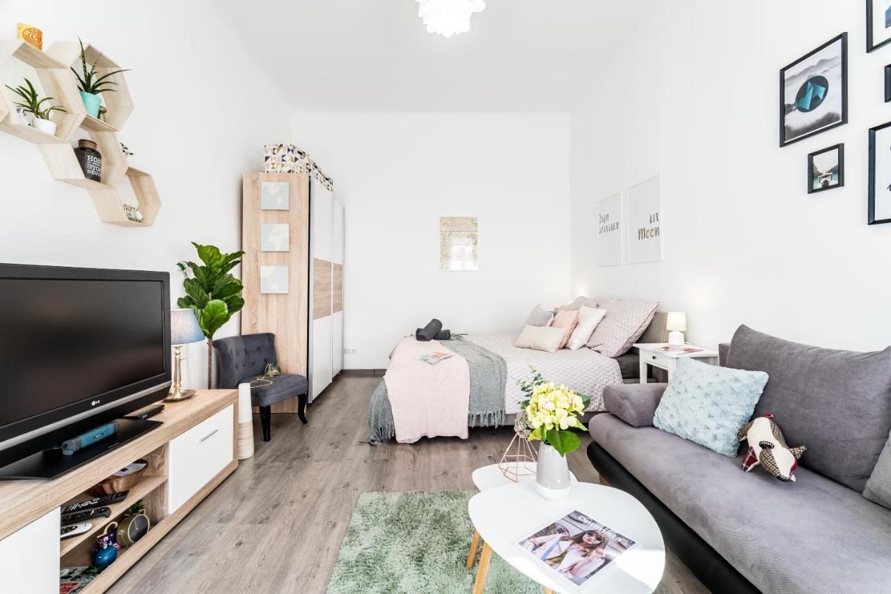 Sun-Splashed Retreat In The Heart Of A Vibrant Quarter Budapeste Exterior foto