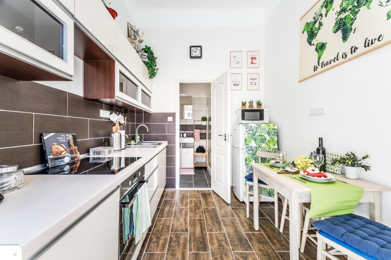 Sun-Splashed Retreat In The Heart Of A Vibrant Quarter Budapeste Exterior foto