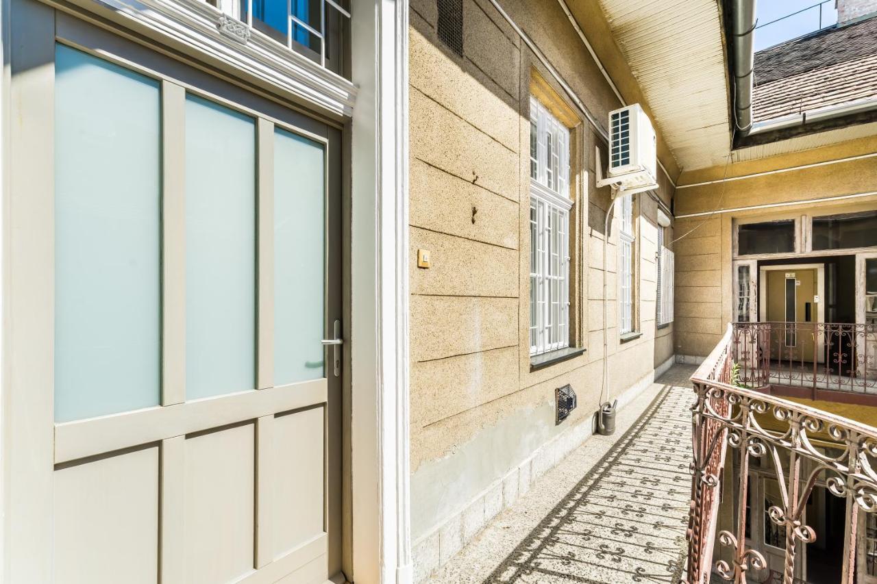 Sun-Splashed Retreat In The Heart Of A Vibrant Quarter Budapeste Exterior foto