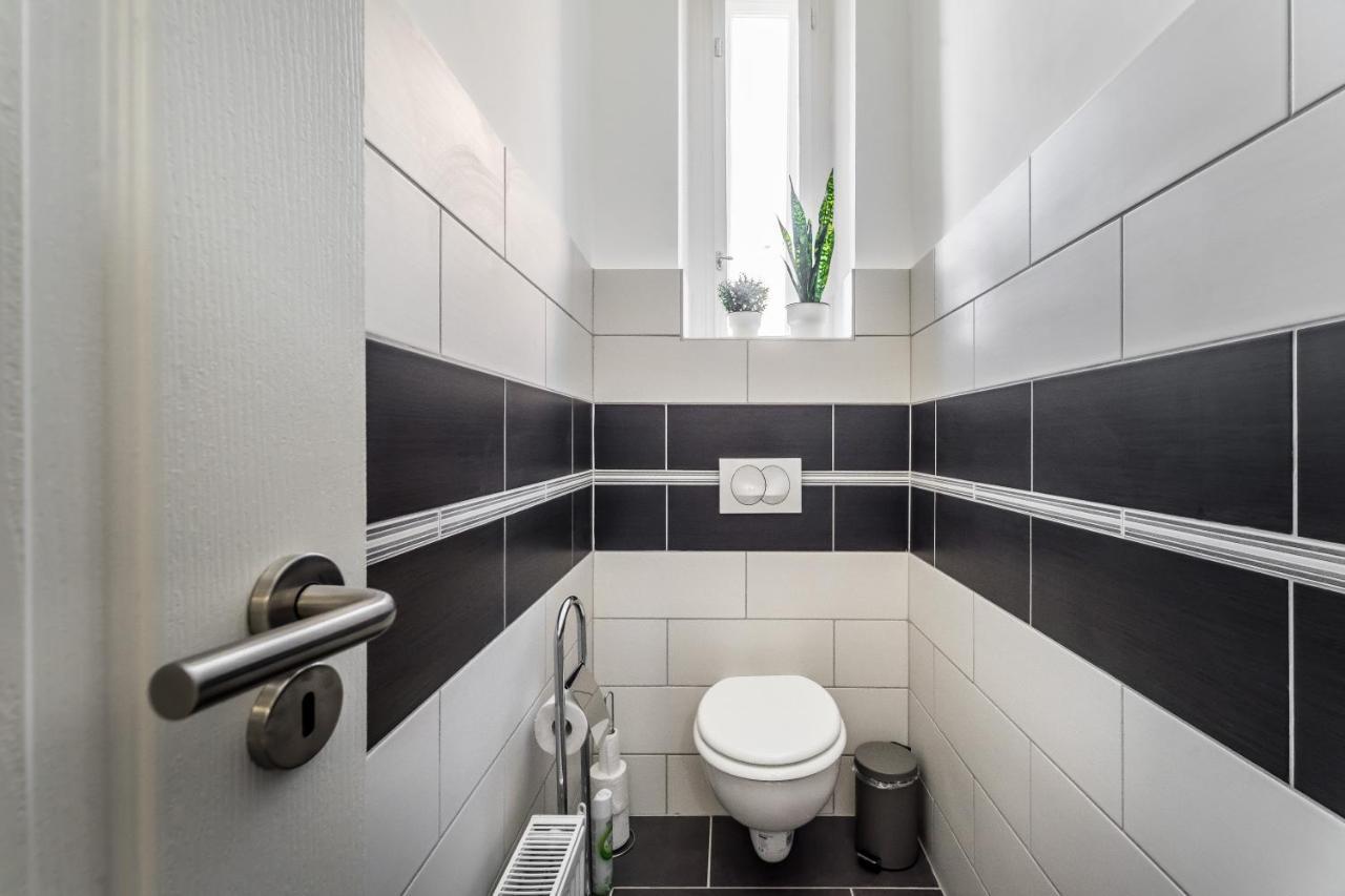 Sun-Splashed Retreat In The Heart Of A Vibrant Quarter Budapeste Exterior foto