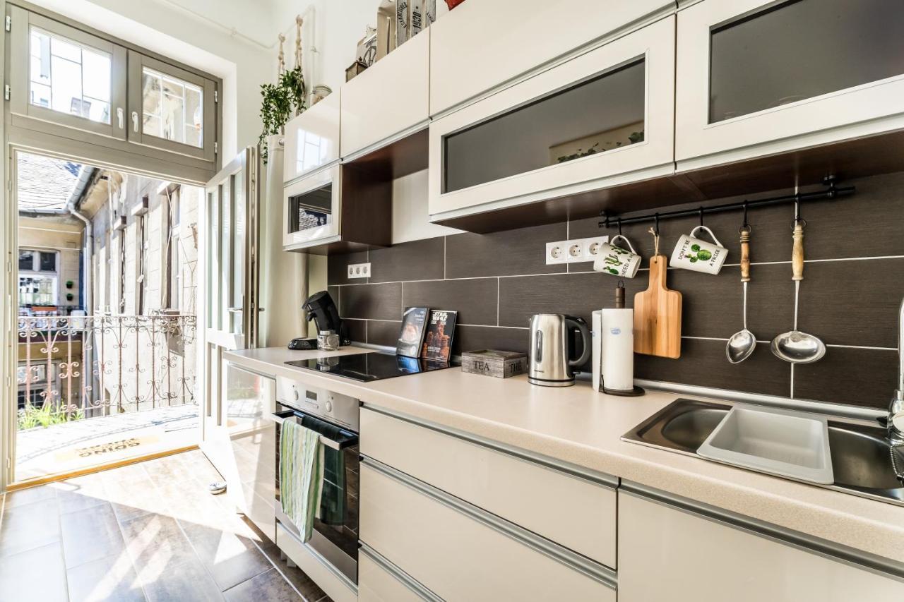 Sun-Splashed Retreat In The Heart Of A Vibrant Quarter Budapeste Exterior foto