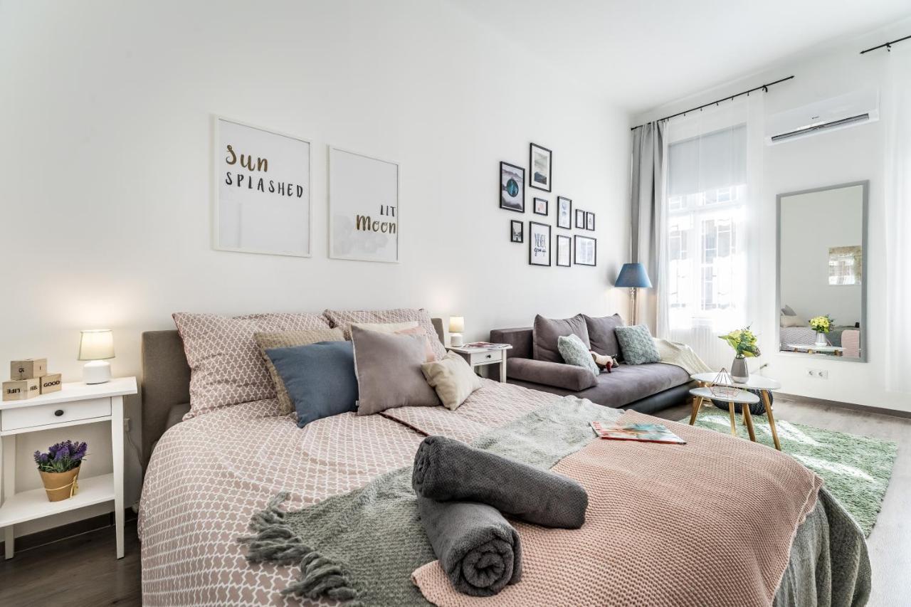 Sun-Splashed Retreat In The Heart Of A Vibrant Quarter Budapeste Exterior foto