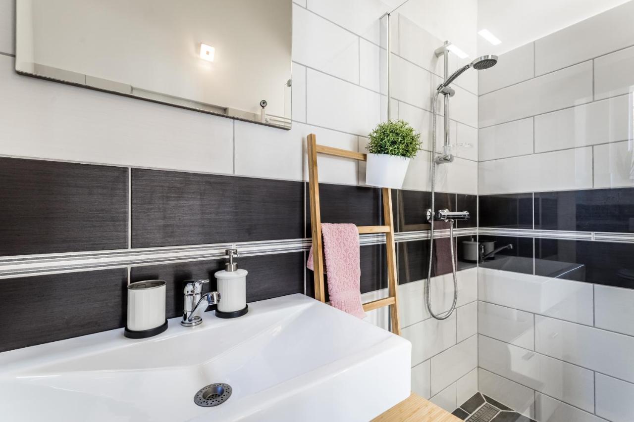 Sun-Splashed Retreat In The Heart Of A Vibrant Quarter Budapeste Exterior foto