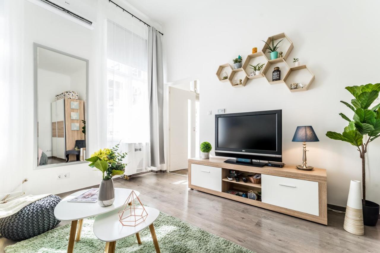 Sun-Splashed Retreat In The Heart Of A Vibrant Quarter Budapeste Exterior foto