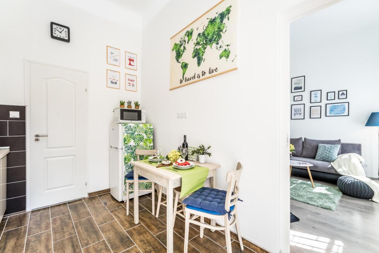 Sun-Splashed Retreat In The Heart Of A Vibrant Quarter Budapeste Exterior foto