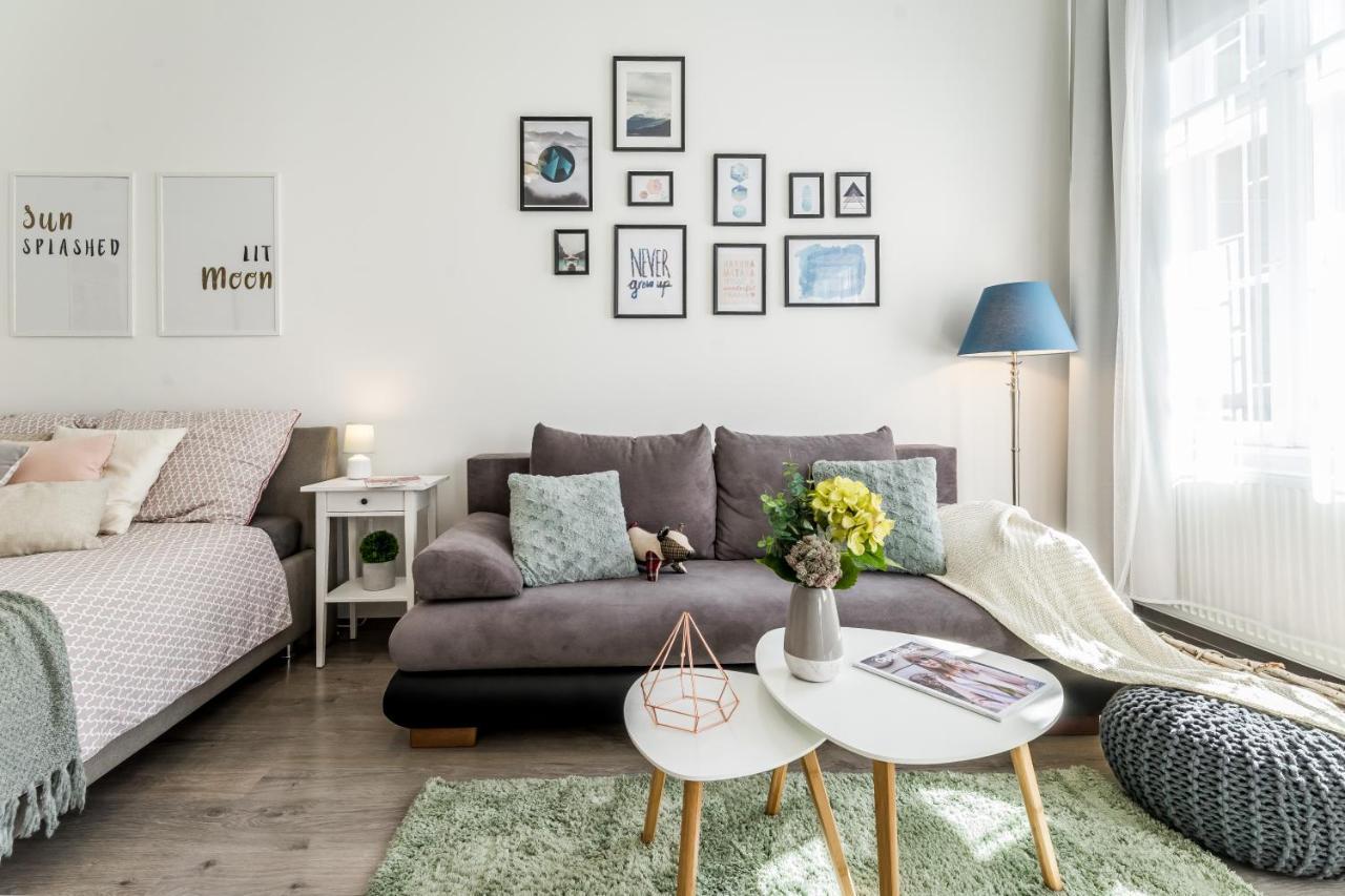 Sun-Splashed Retreat In The Heart Of A Vibrant Quarter Budapeste Exterior foto