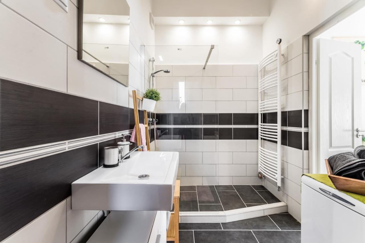 Sun-Splashed Retreat In The Heart Of A Vibrant Quarter Budapeste Exterior foto