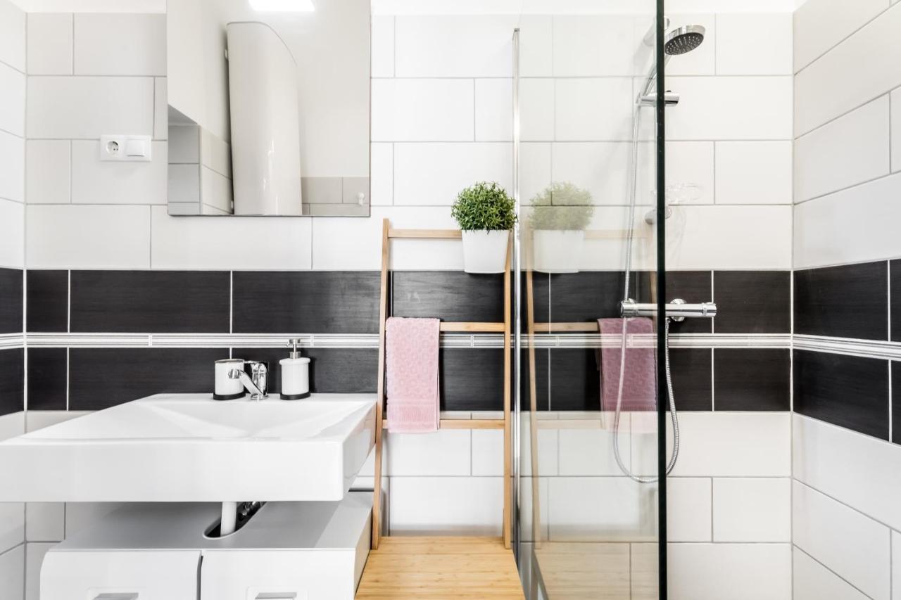 Sun-Splashed Retreat In The Heart Of A Vibrant Quarter Budapeste Exterior foto